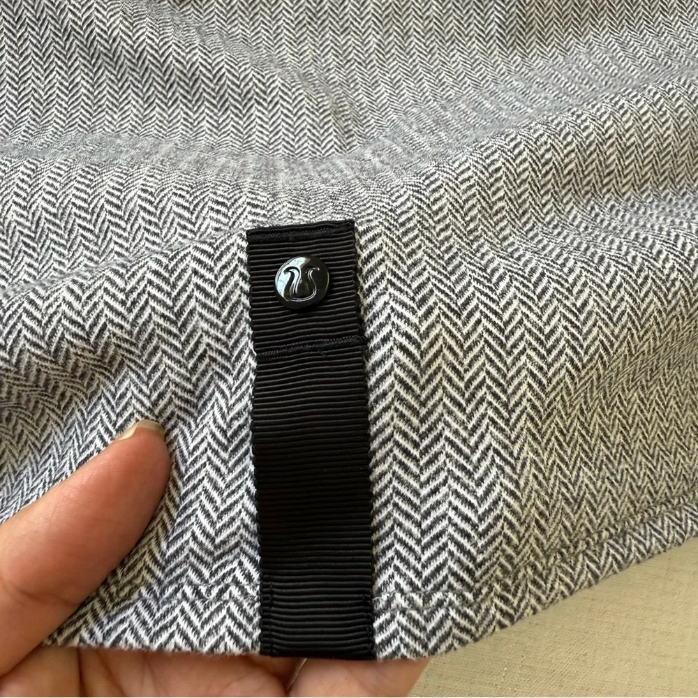 Lululemon Vinyasa Scarf Womens Light Gray Soft Arrow/Chevron Pattern Snap On